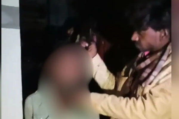 ನಮ್ಮ ಮನೆ ಹುಡುಗಿನೇ ಬೇಕಾ ಅಂತ ಯುವಕನನ್ನು ಥಳಿಸಿ, ಮೂತ್ರ ಕುಡಿಸಿದ ಕುಟುಂಬ ಸದಸ್ಯರು!